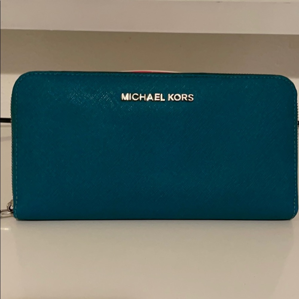 MICHAEL KORS WORLD TRAVELER WALLET